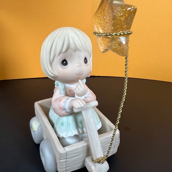 Precious Moments 1999 “Wishing You a World of Peace” C0019 Symbol of Membership - Picture 13 of 13